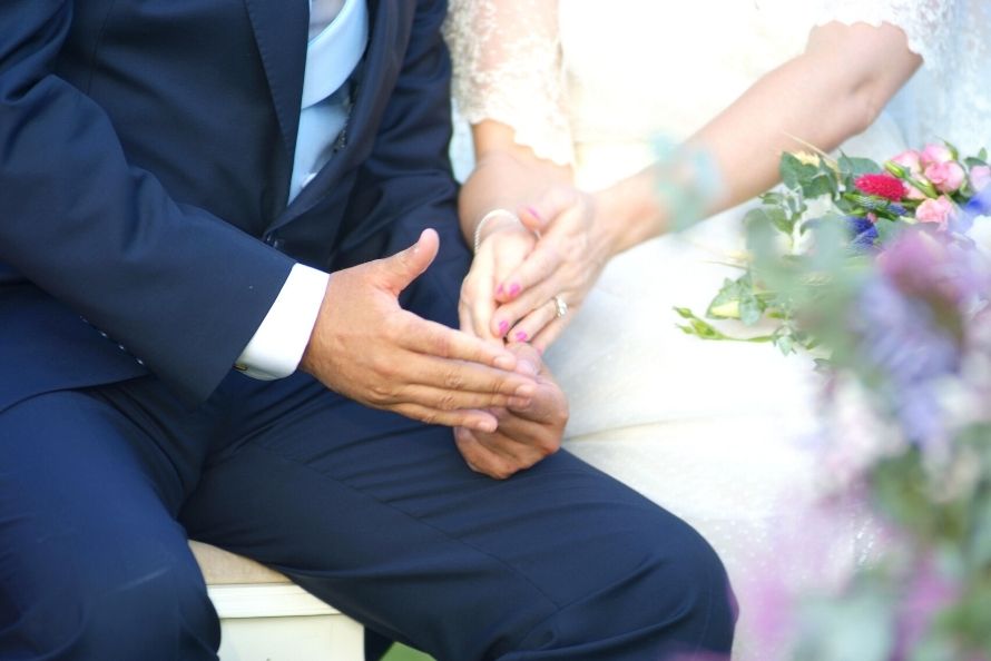 En qué mano y en qué dedo se ponen los anillos