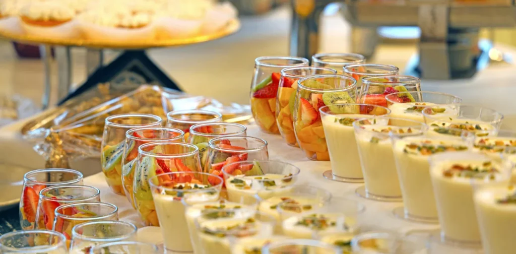 Diferencias entre catering buffet y servicio de mesa en eventos corporativos
