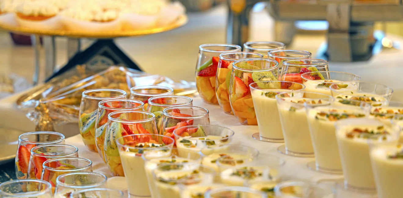 Diferencias entre catering buffet y servicio de mesa en eventos corporativos