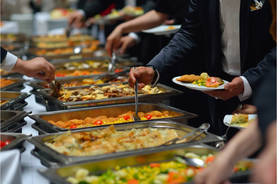 Ventajas y desventajas de catering buffet y servicio de mesa